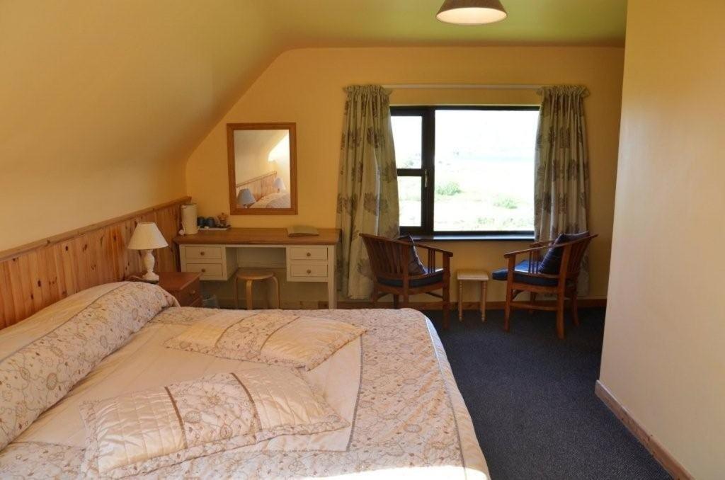 Decourcey'S Hazelbrook Farmhouse B&B Cleggan Стая снимка
